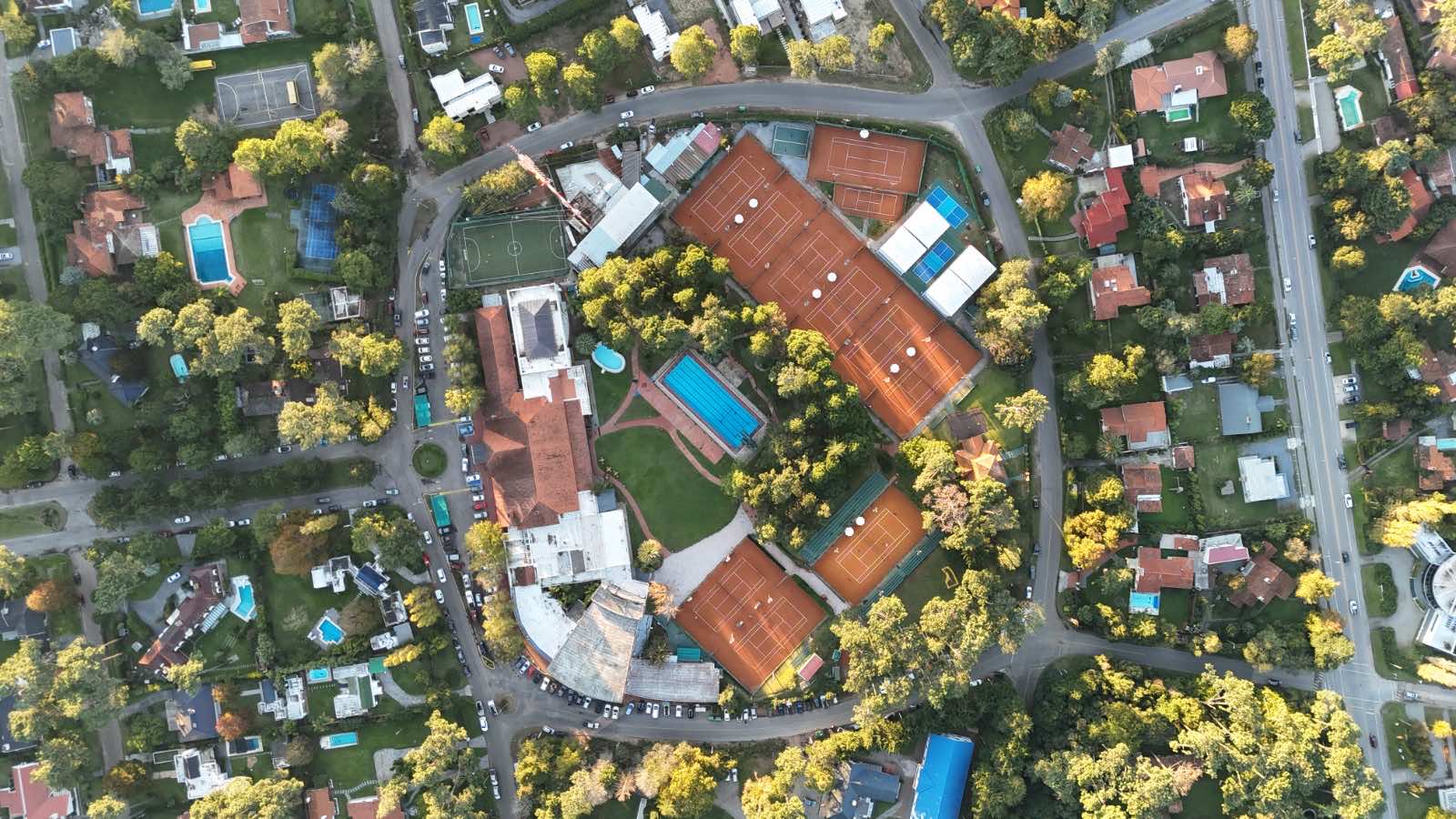 Vista aérea amplia del Cantegril Country Club